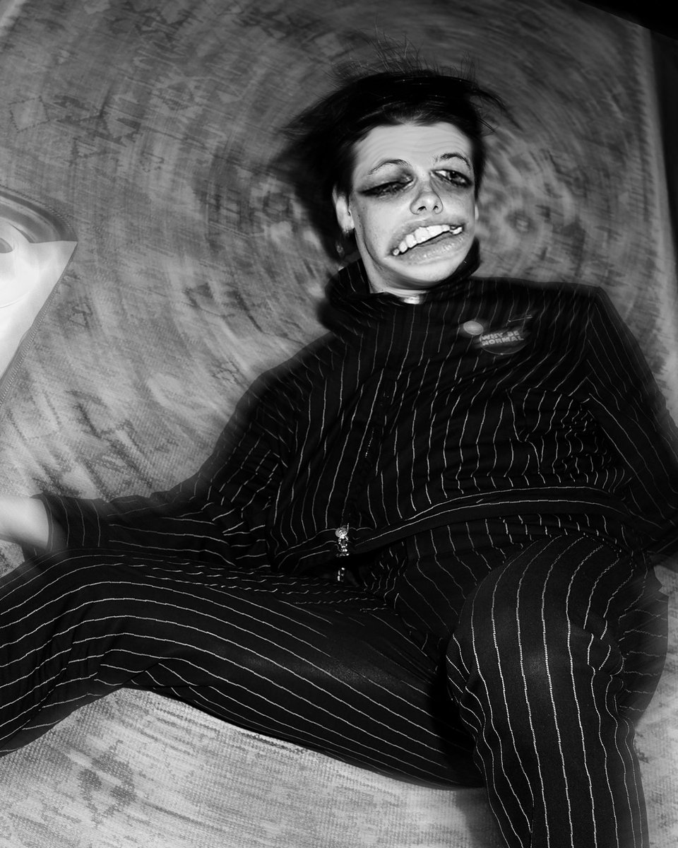 yungblud's tweet photo. sum iPhone shit 🖤🖤🖤 https://t.co/zcBoxEEL10