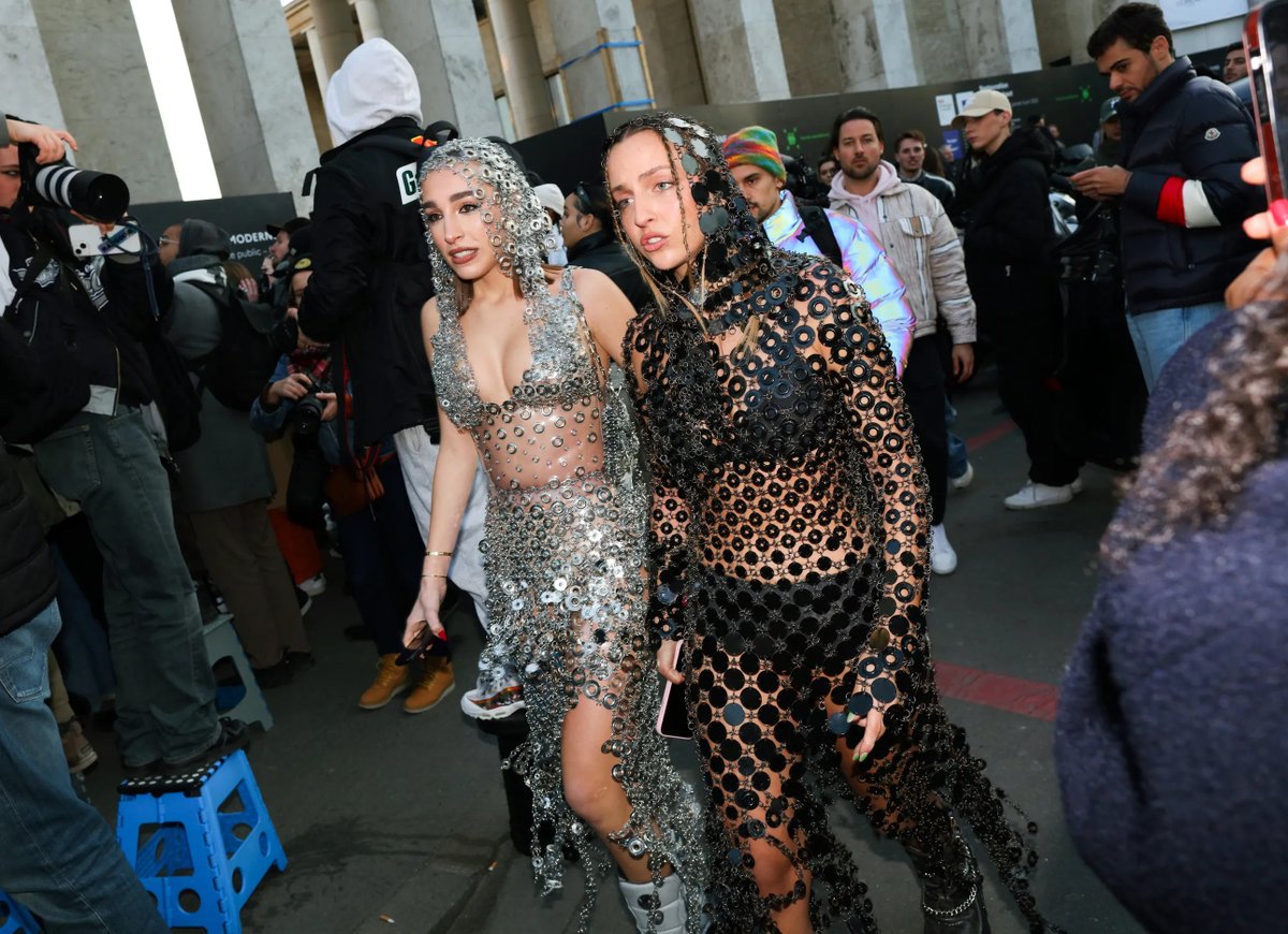 voguemagazine's tweet photo. Follow along as Phil Oh captures the best street-style photos from #ParisFashionWeek: https://t.co/d7A38H3SUQ https://t.co/fzy0SOgjAJ