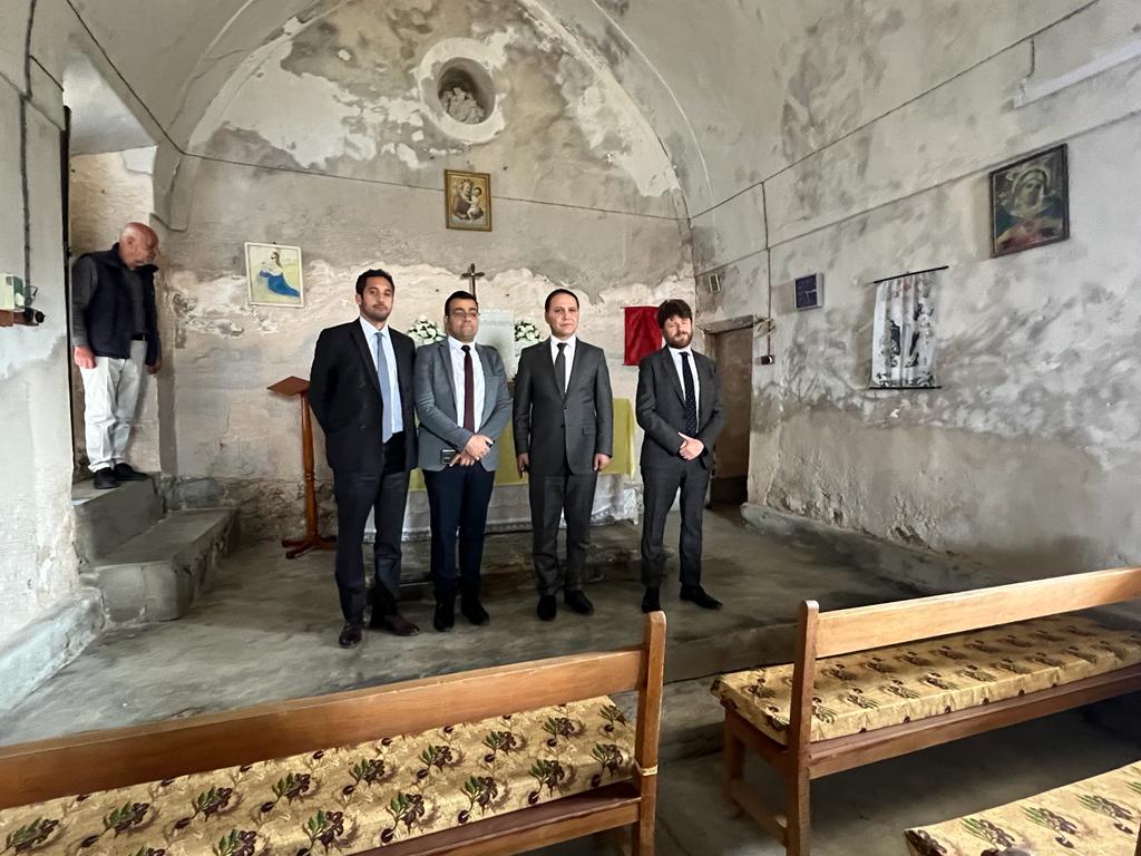 O_Decottignies's tweet photo. Avec le Maire d'Amedi, M. Warshin Berwari, et les responsables pour l'Irak d'Expertise France et de l'Institut français du Proche-Orient, nous avons fait le tour des sites à la préservation et à la valorisation desquels vont collaborer experts kurdes et français. https://t.co/CleGIkshLx