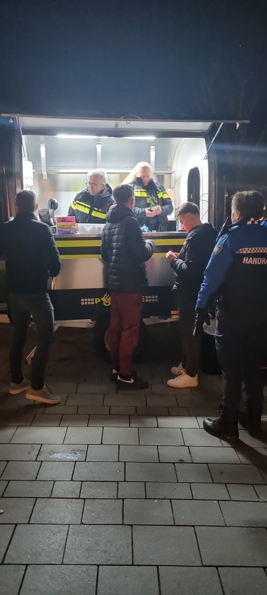 Vanavond staan de wijkagenten <a href="/gemeentehia/">Hendrik-Ido-Ambacht</a> samen met <a href="/Handhavinghia/">Handhavinghia</a> op de sophiapromenade met de koffiekar. Welkom! #ingesproken #verbinding