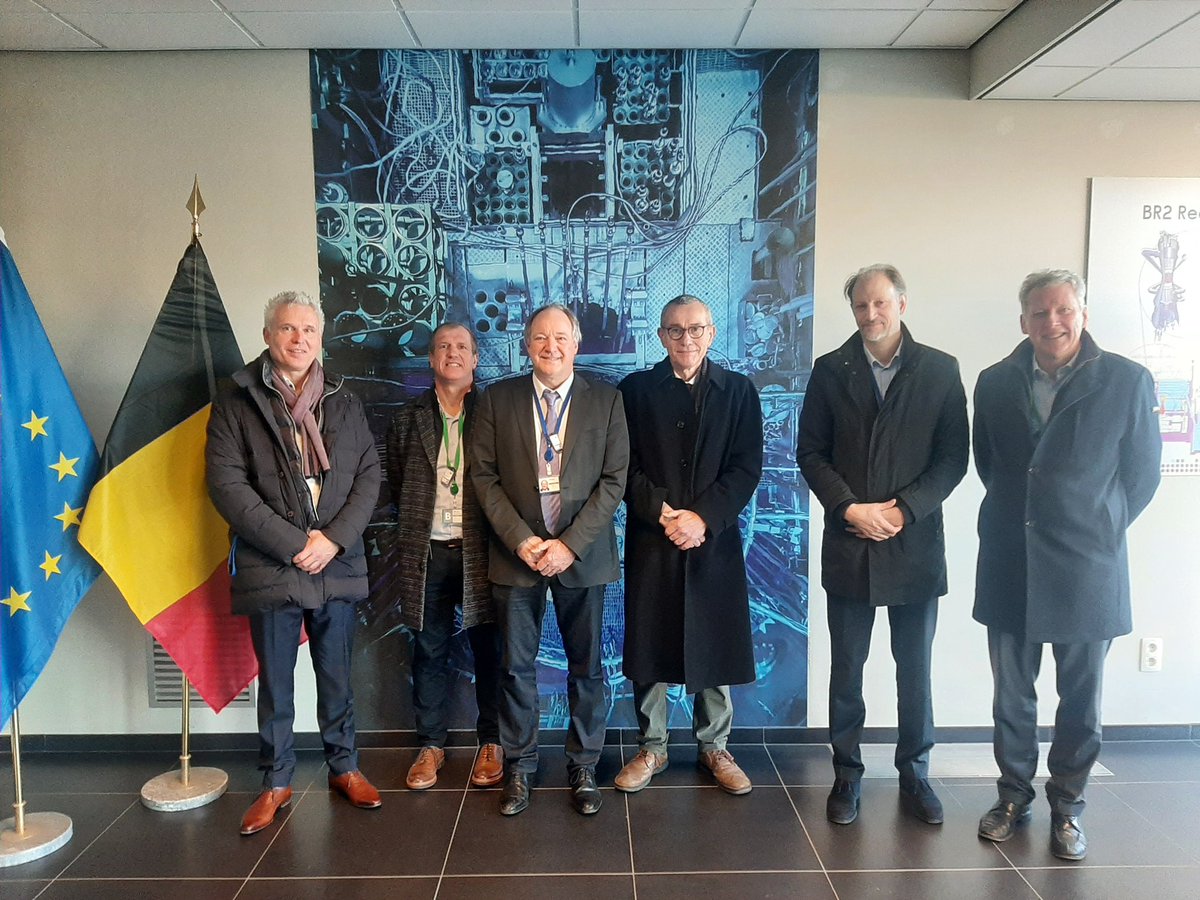 jan_bertels's tweet photo. Samen met minister een interessant bezoek gebracht @SCKCEN. Radio-isotopen worden steeds belangrijker voor de diagnose/behandeling van ernstige ziektes, zoals kanker. Het SCK in #Mol is een belangrijke producent hiervan, met toekomstplannen voor onze #gezondheidszorg #teamfvdb https://t.co/3uwpIU0Ani