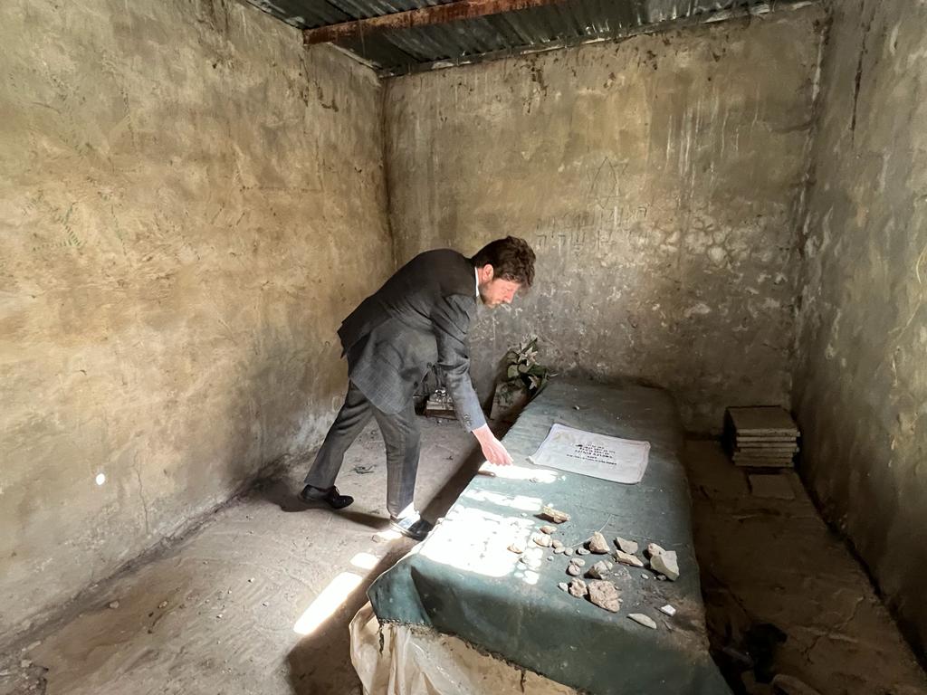 O_Decottignies's tweet photo. Avec le Maire d'Amedi, M. Warshin Berwari, et les responsables pour l'Irak d'Expertise France et de l'Institut français du Proche-Orient, nous avons fait le tour des sites à la préservation et à la valorisation desquels vont collaborer experts kurdes et français. https://t.co/CleGIkshLx