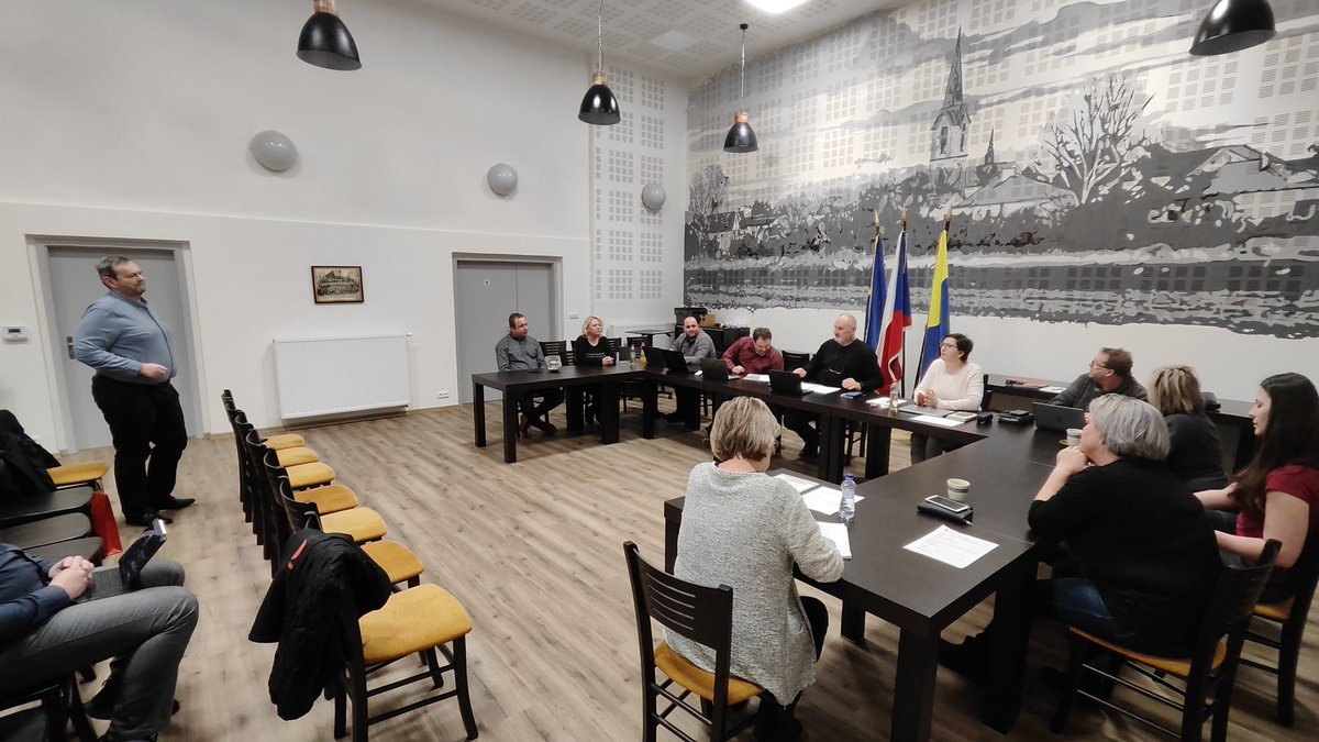 KarnikPavel's tweet photo. Můj senátní obvod je složen ze 119 obci. Kromě akcí rád navštěvuji zastupitelstva, zde se nejlépe seznámím s problémy příslušné obce. Dnes jsem se účastnil zastupitelstev v obcích mně velmi blízkých - Starém  Kolíně a Libenicích. Děkuji za milé přijetí a těším se na spolupráci.👍 https://t.co/h9OeJZaAEp