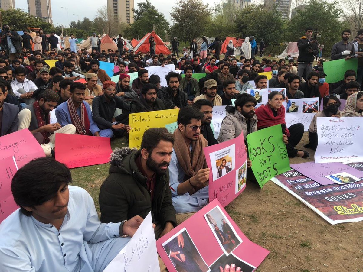 Faraznoonsdp's tweet photo. قائد اعظم یونیورسٹی کے طلباء کو داد پیش کرتا ہوں۔ جنہوں نے اپنے ساتھیوں کی رہائی لیے آج اسلام آباد پریس کلب سامنے پرامن احتجاج کیا۔ پولیس پرامن اور نہتے طلباء کو فورا رہا کرے۔
@ICT_Police #ShameOnYouICT 
#QAU_Islamabad @QAU_Official 
#QAU #QAUbleeds https://t.co/4tWCYaxnEe
