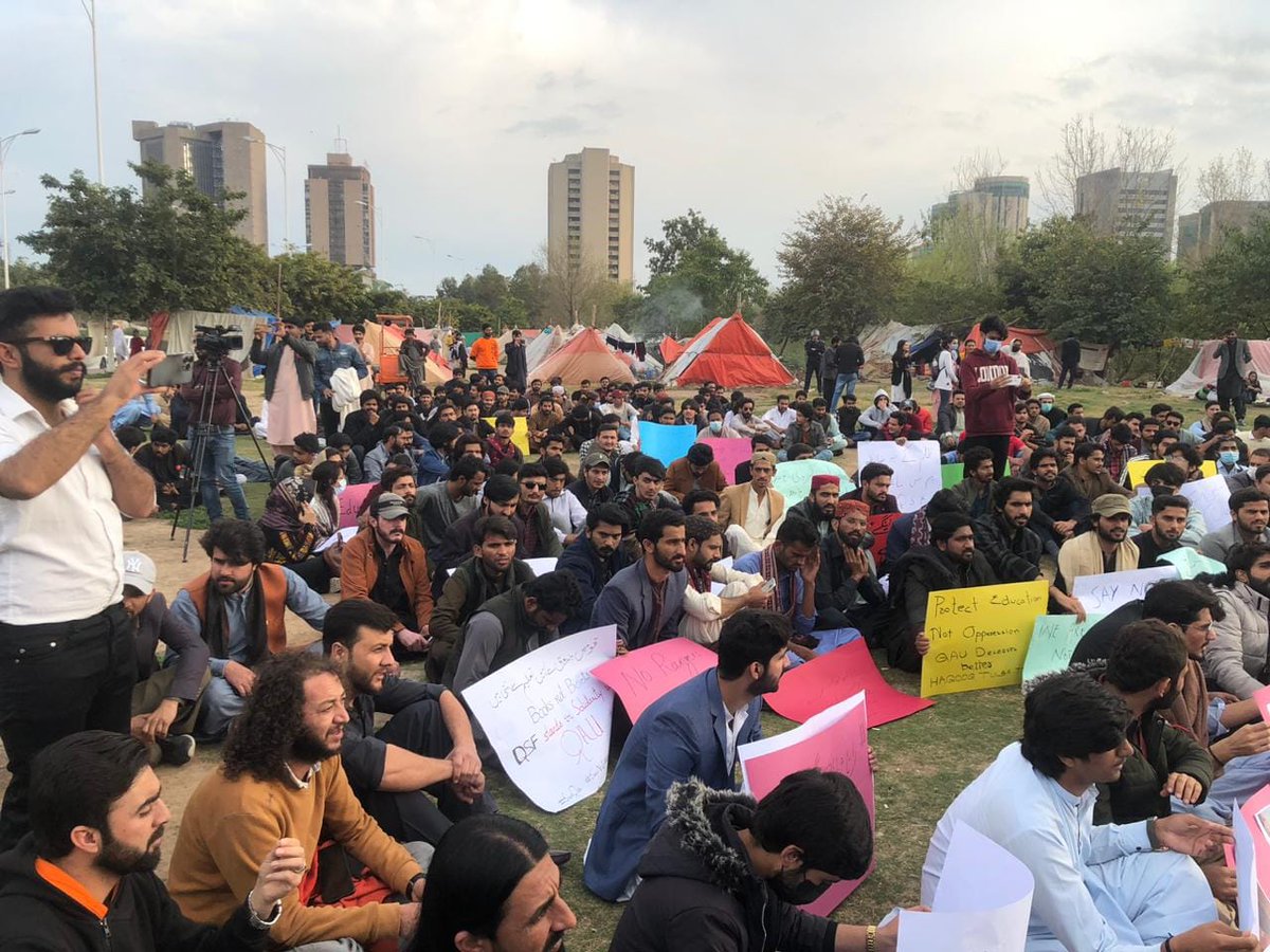 Faraznoonsdp's tweet photo. قائد اعظم یونیورسٹی کے طلباء کو داد پیش کرتا ہوں۔ جنہوں نے اپنے ساتھیوں کی رہائی لیے آج اسلام آباد پریس کلب سامنے پرامن احتجاج کیا۔ پولیس پرامن اور نہتے طلباء کو فورا رہا کرے۔
@ICT_Police #ShameOnYouICT 
#QAU_Islamabad @QAU_Official 
#QAU #QAUbleeds https://t.co/4tWCYaxnEe