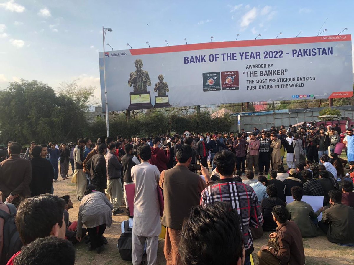 Faraznoonsdp's tweet photo. قائد اعظم یونیورسٹی کے طلباء کو داد پیش کرتا ہوں۔ جنہوں نے اپنے ساتھیوں کی رہائی لیے آج اسلام آباد پریس کلب سامنے پرامن احتجاج کیا۔ پولیس پرامن اور نہتے طلباء کو فورا رہا کرے۔
@ICT_Police #ShameOnYouICT 
#QAU_Islamabad @QAU_Official 
#QAU #QAUbleeds https://t.co/4tWCYaxnEe