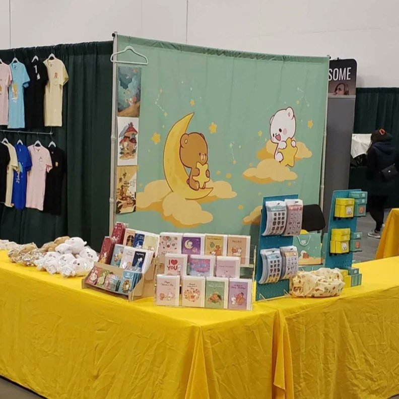 「Hello Seattle! We're here in #ECCC booth」|Milk & Mochaのイラスト