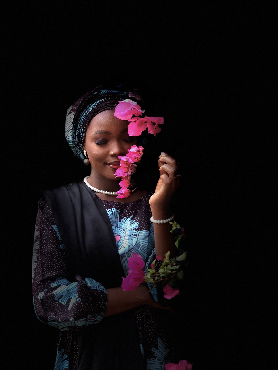 ___Aishatoo's tweet image. In frame: @ishaarh 
MUA: @YaqubUmmu 
Photographed by: @___Aishatoo 
Location: Sulaiman hall 
Dear Abusites retweet and come for your makeup 💄 
I promise to give you good pictures ☺️
#zeroEdit❌
#PhonePhotography