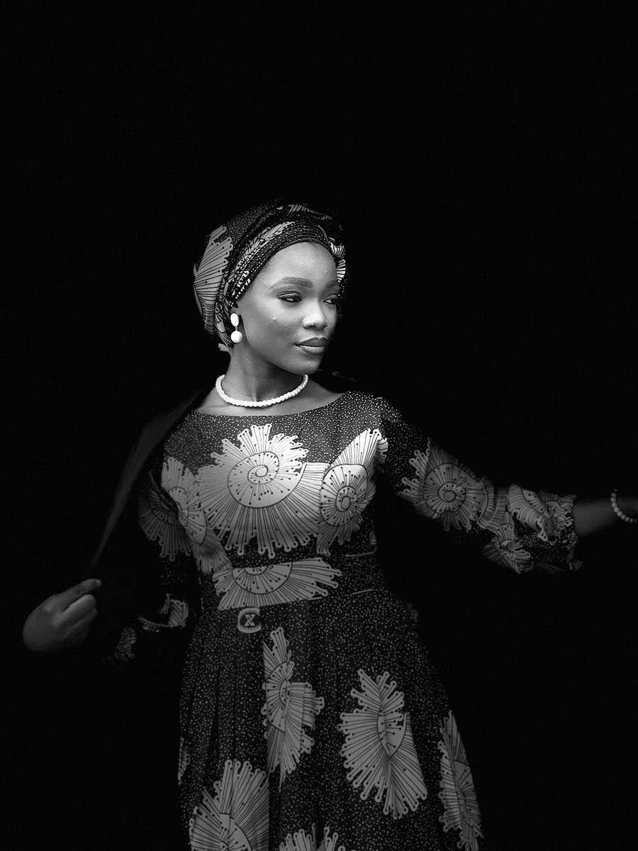 ___Aishatoo's tweet image. In frame: @ishaarh 
MUA: @YaqubUmmu 
Photographed by: @___Aishatoo 
Location: Sulaiman hall 
Dear Abusites retweet and come for your makeup 💄 
I promise to give you good pictures ☺️
#zeroEdit❌
#PhonePhotography