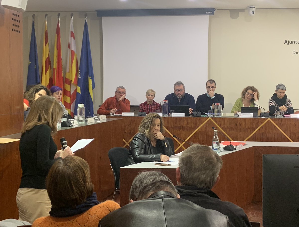 La intervenció de una veïna representant dels afectats de la Plaça Masada constata els problemes greus que pateixen dia a dia, com soroll i incivisme, denuncien l’abús de l’espai públic i exigeixen un pla d’usos urgent.