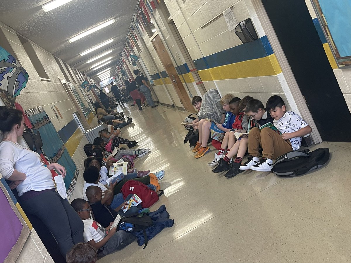 HeimbuegerC's tweet photo. #ReadAcrossAmericaDay #DrSeussDay  #godolphins @Ashley_Dolphins @Librarianofthe1 @CCSSuptConnelly @CCSElemEd @sdhaley1 Our school is reading together to celebrate Dr. Seuss! https://t.co/PdcFpQLHm1