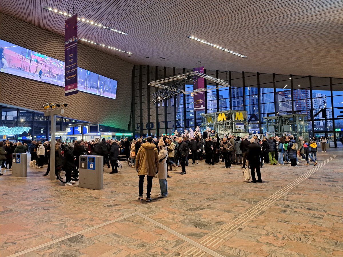 Dus daarom moesten de banken weg... <a href="/NS_online/">NS online</a> <a href="/rotterdam/">Gemeente Rotterdam</a>