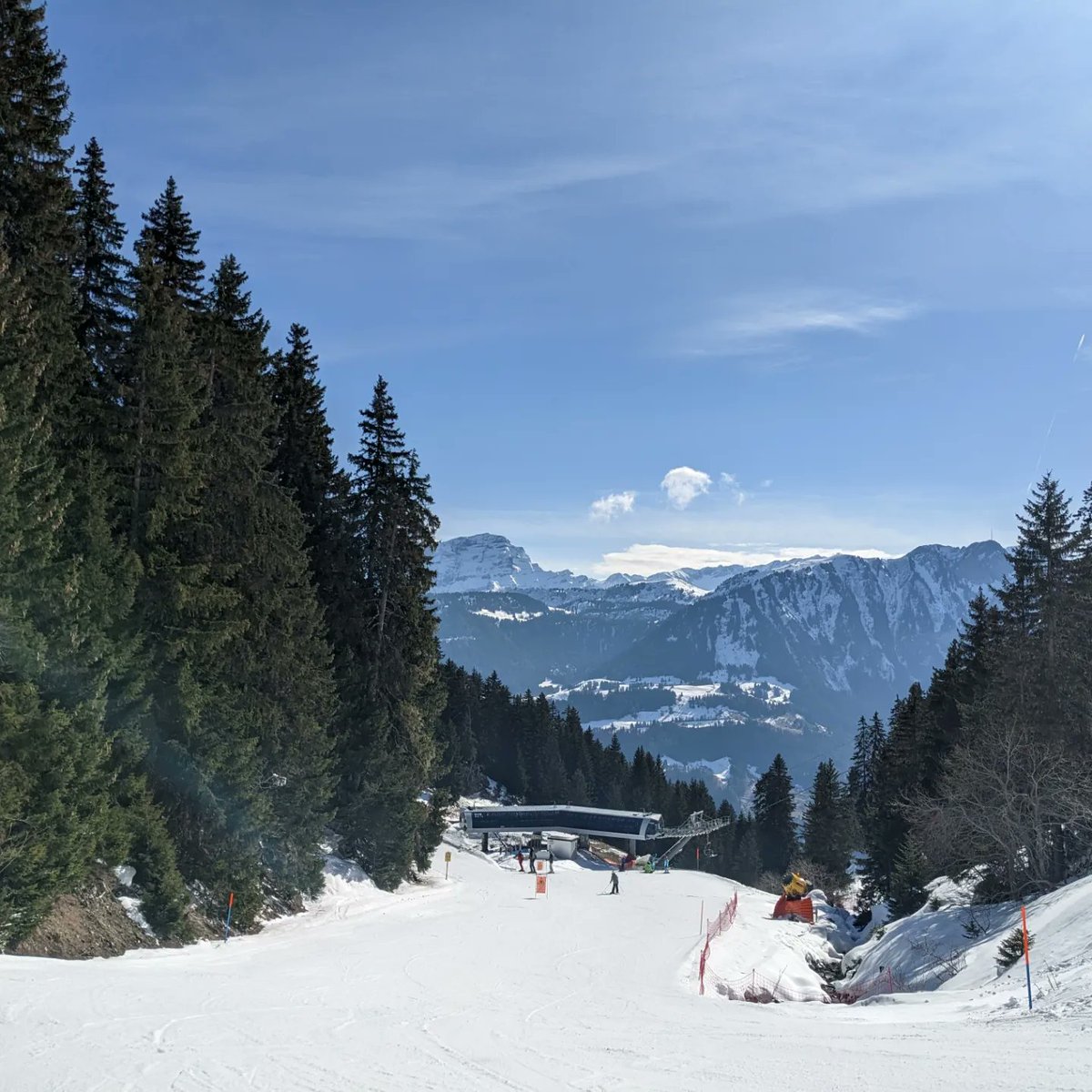 CL_Ardern's tweet photo. Annual leave well spent - relaxing and skiing with family, topped off with celebrating being offered a band 6 paeds job. Cannot wait to return to paeds 🎉 #OT #PaedsOT 💚 https://t.co/JNbk09An7F