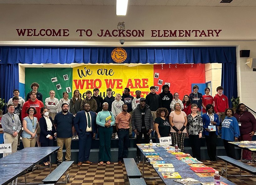 RossvilleAcad's tweet photo. RCA students in Mr. Montano’s Spanish 2 class visited Jackson Elementary to read to students in both Spanish and English. #RiseoftheWolves #ThisIsRTown #RCALearns #RCAServes #DrSeussWeek #ReadAcrossAmerica https://t.co/moU0iHPHx1
