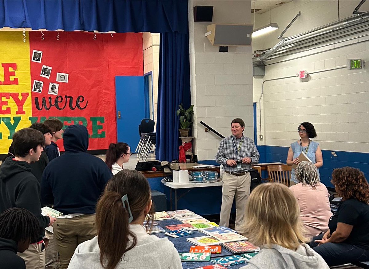 RossvilleAcad's tweet photo. RCA students in Mr. Montano’s Spanish 2 class visited Jackson Elementary to read to students in both Spanish and English. #RiseoftheWolves #ThisIsRTown #RCALearns #RCAServes #DrSeussWeek #ReadAcrossAmerica https://t.co/moU0iHPHx1