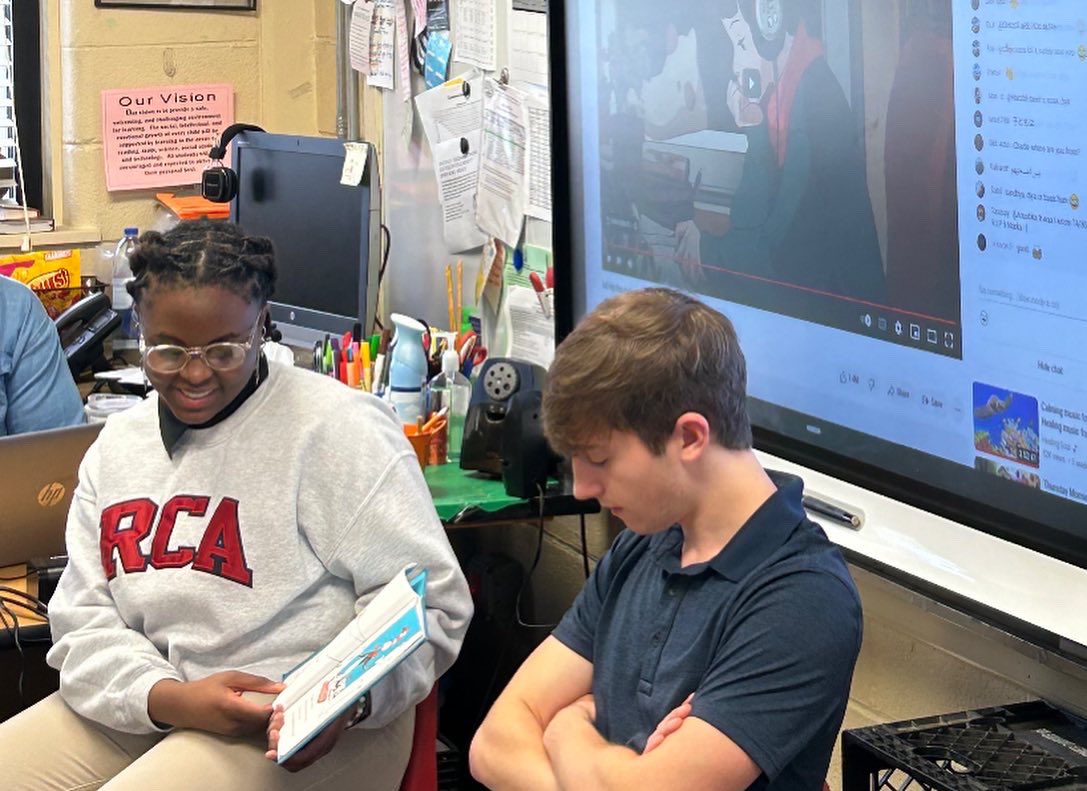 RossvilleAcad's tweet photo. RCA students in Mr. Montano’s Spanish 2 class visited Jackson Elementary to read to students in both Spanish and English. #RiseoftheWolves #ThisIsRTown #RCALearns #RCAServes #DrSeussWeek #ReadAcrossAmerica https://t.co/moU0iHPHx1