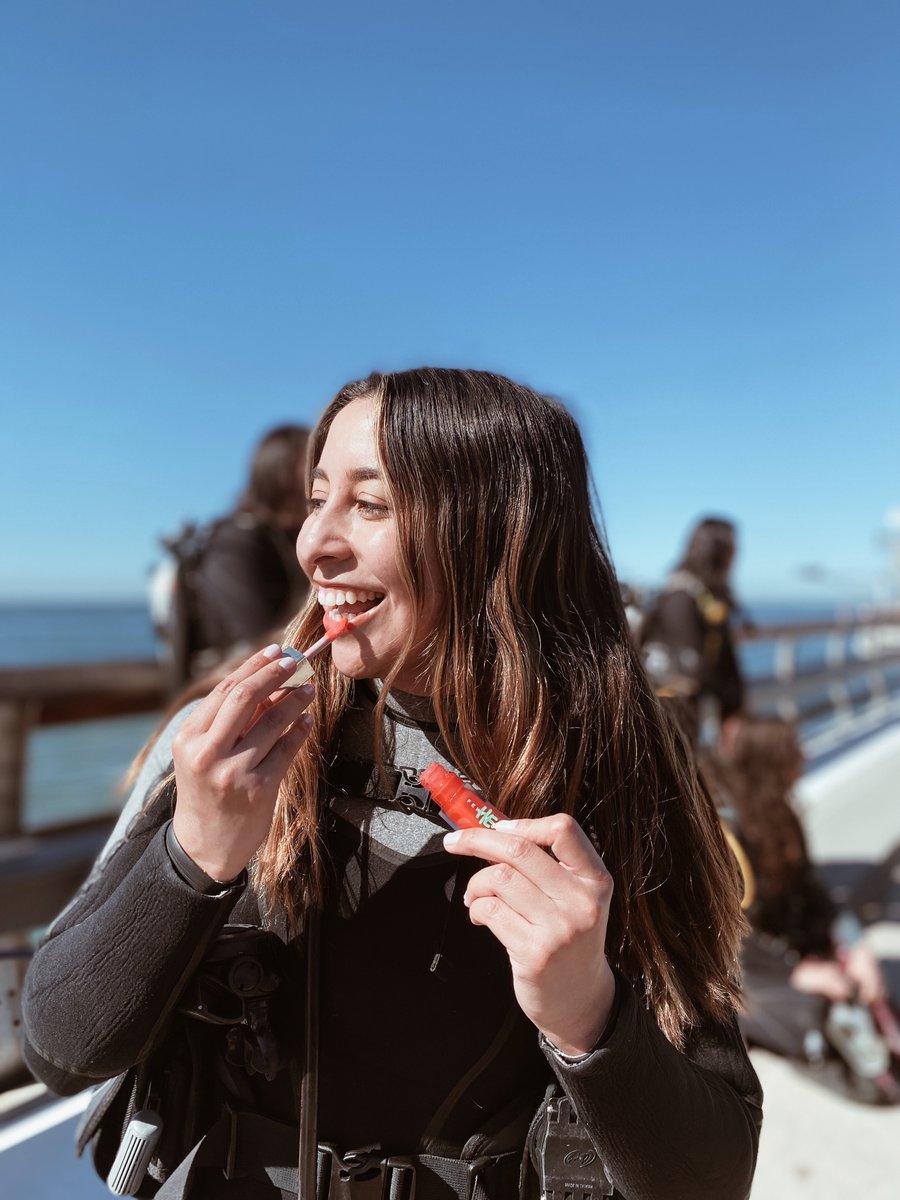 slingromero's tweet photo. When you’re about to go scuba diving but need some lip gloss @Scripps_Ocean #WomensHistoryMonth #scientificdiving https://t.co/zvOChXcSNY