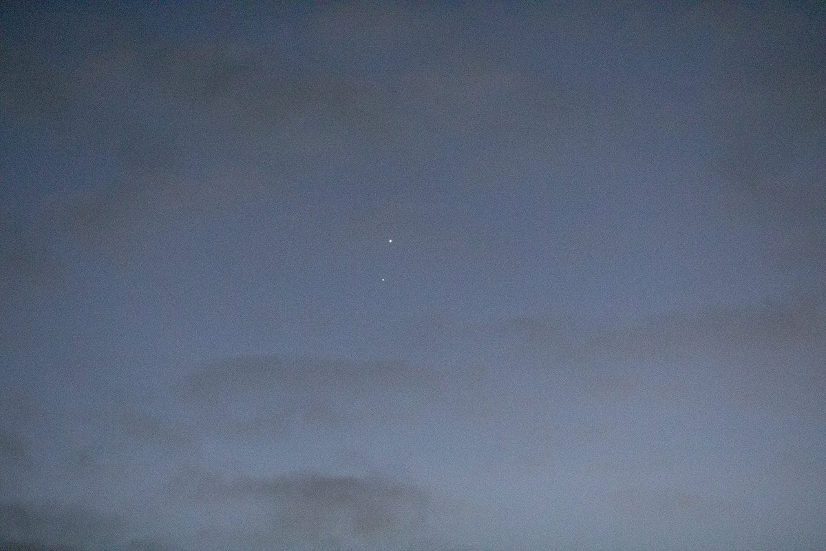 VirtualAstro's tweet photo. Here's that image taken again by @Peskydancingkat with noise removed and cleaned up a bit.
#Venus #Jupiter #conjunctio #space #astronomy https://t.co/abo0XxLx5s