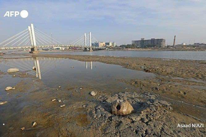 StevenSahiouni's tweet photo. Shocking photos from the Euphrates River after Turkey shutting down the dams forbidding millions in Iraq and Syria from water
#Syria #Deir_Ez_Zor #Qamishli #Iraq #Baghdad #Turkey #Erdogan #ankara #Turkish_army https://t.co/8dyickF5sF