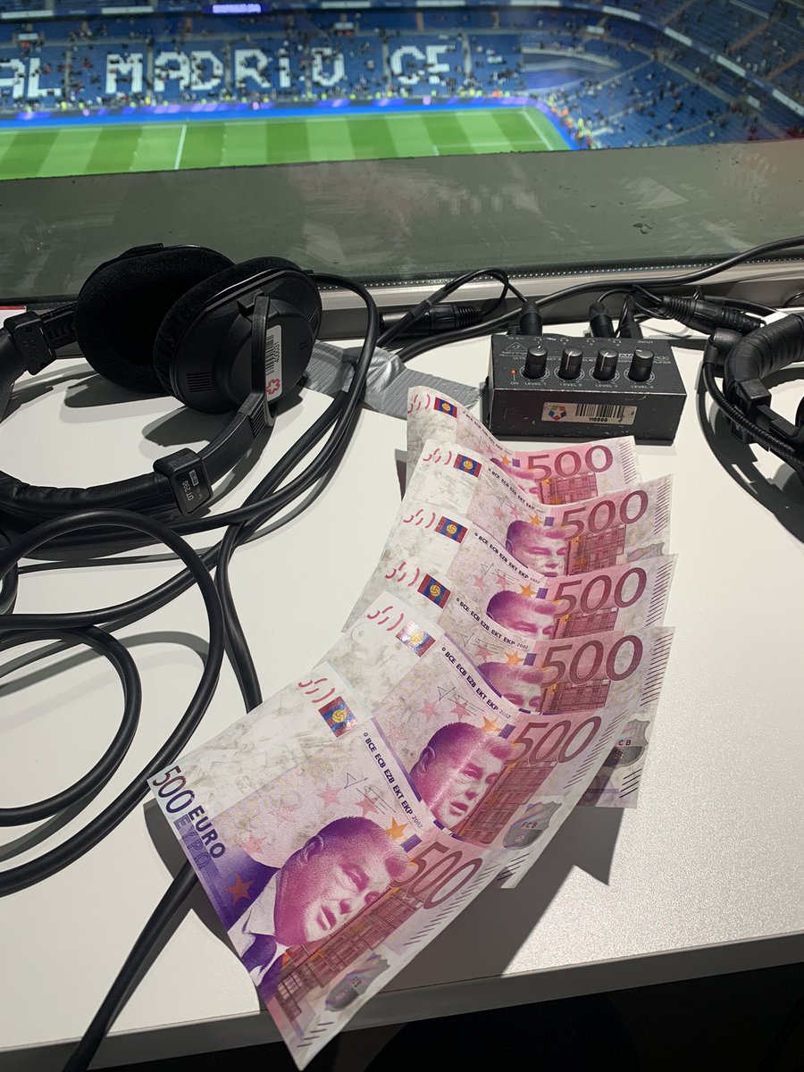 Regalando pasta <a href="/JoanLaportaFCB/">Joan Laporta Estruch</a> en los aledaños del Bernabéu!! 
🤣