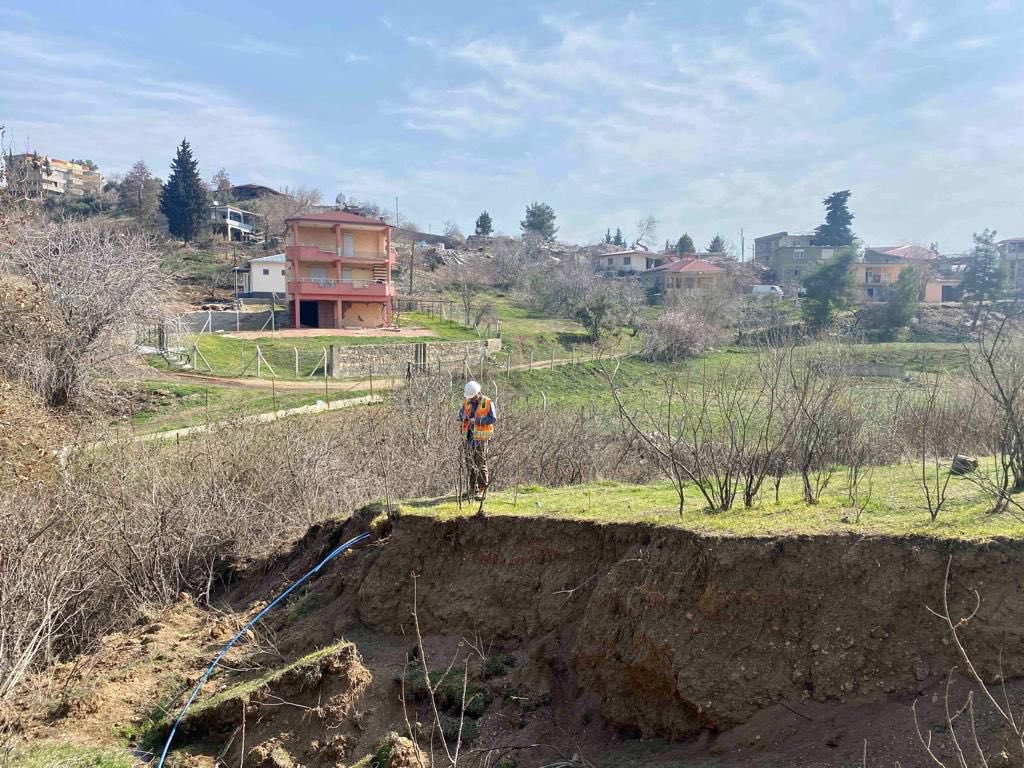 faultcreeper's tweet image. Uphill facing fault plane, faulted terrace with thrashed village in background, and ruptures extending along linear valley .