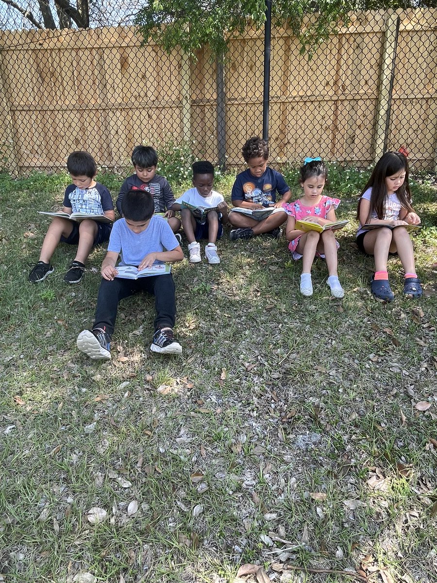 Lovell_Elem's tweet photo. National Read Across America Day! Ms. Vanacore and her 1st grade class took their favorite books outside to enjoy!❤️@melissa_sarasty #ocpsreads #ReadAcrossAmericaDay https://t.co/N0CkZEo6Zt