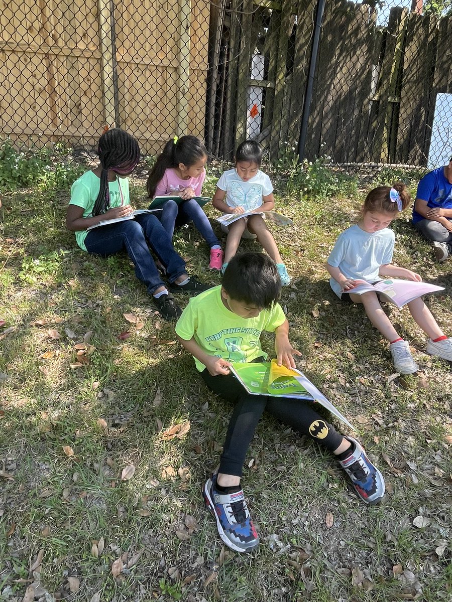 Lovell_Elem's tweet photo. National Read Across America Day! Ms. Vanacore and her 1st grade class took their favorite books outside to enjoy!❤️@melissa_sarasty #ocpsreads #ReadAcrossAmericaDay https://t.co/N0CkZEo6Zt