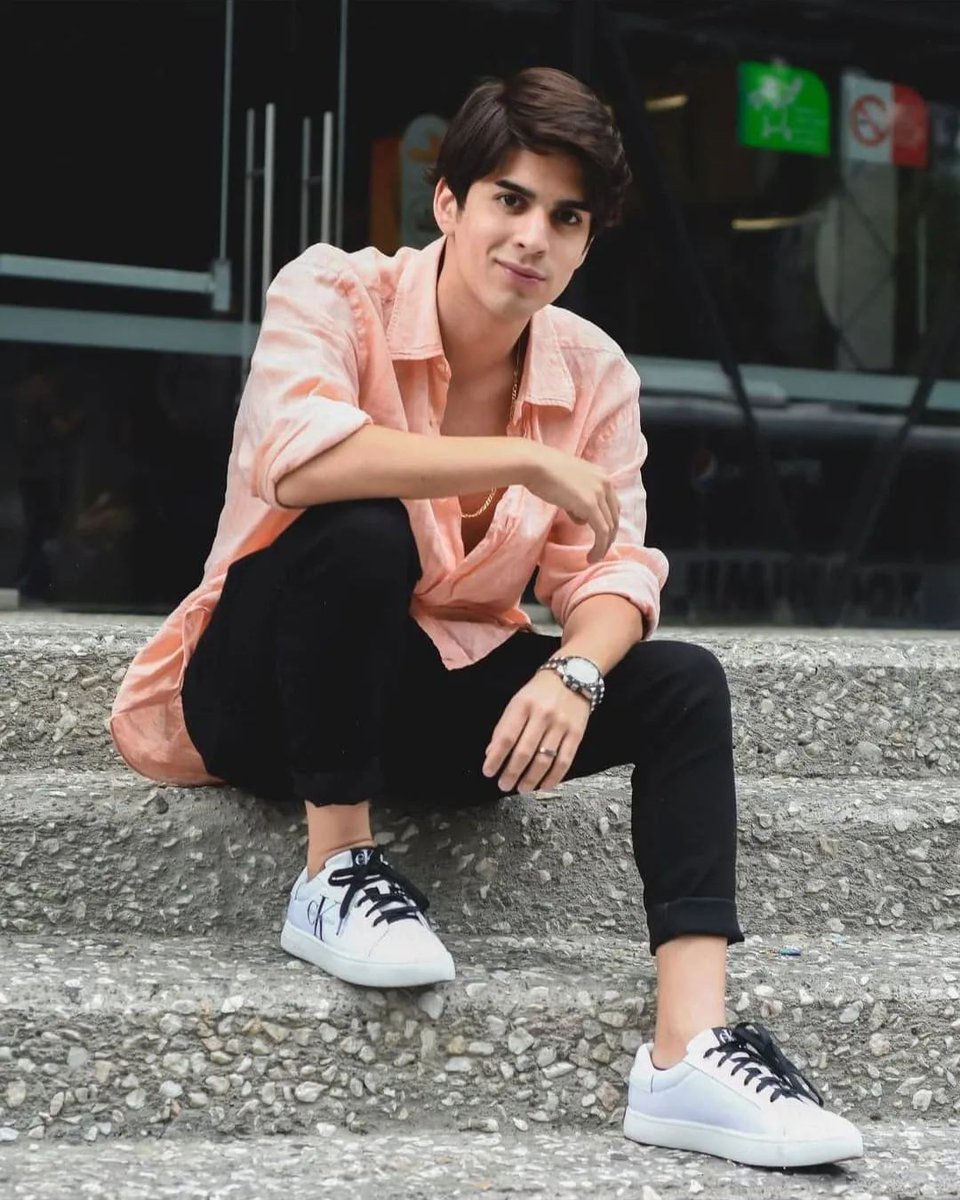 FDavidpenagos's tweet photo. 1 año lleno de emociones y aprendizajes  , mi idolo me ha enseñado ser fuerte , aunque a veces me siento sola está el sin lugar a dudas , gracias idolo por todo y enseñarme a no llorar para que duela nada a mi alma 💛 , eres muy valioso para mí , te quiero @PenagosOk Gracias 😍🌹 https://t.co/X83bcQLs7j