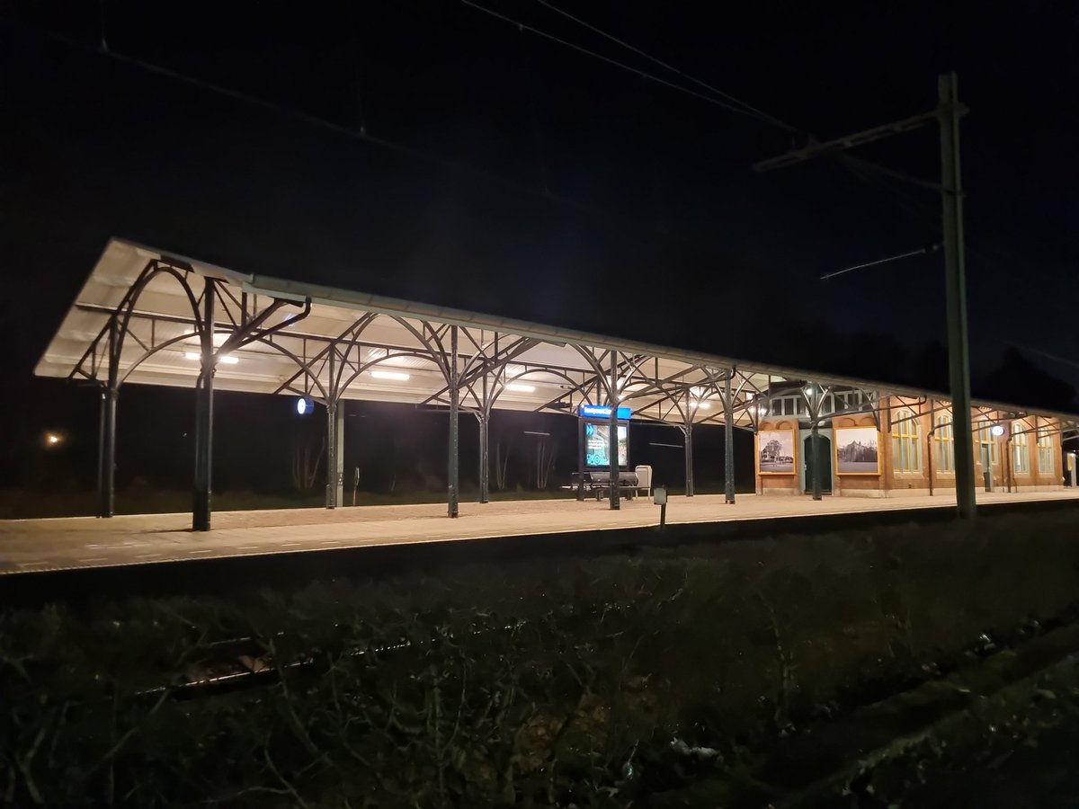 Doenig dienstje. Vanmiddag overleg in Haarlem, daarna met de BOA's van de gemeente Velsen. Net een goed gesprek gevoerd met  een jeugdige inwoner van Santpoort en zijn ouders. Nu heel even de wijk in (alles rustig) en daarna nog wat terugbelverzoeken afhandelen.