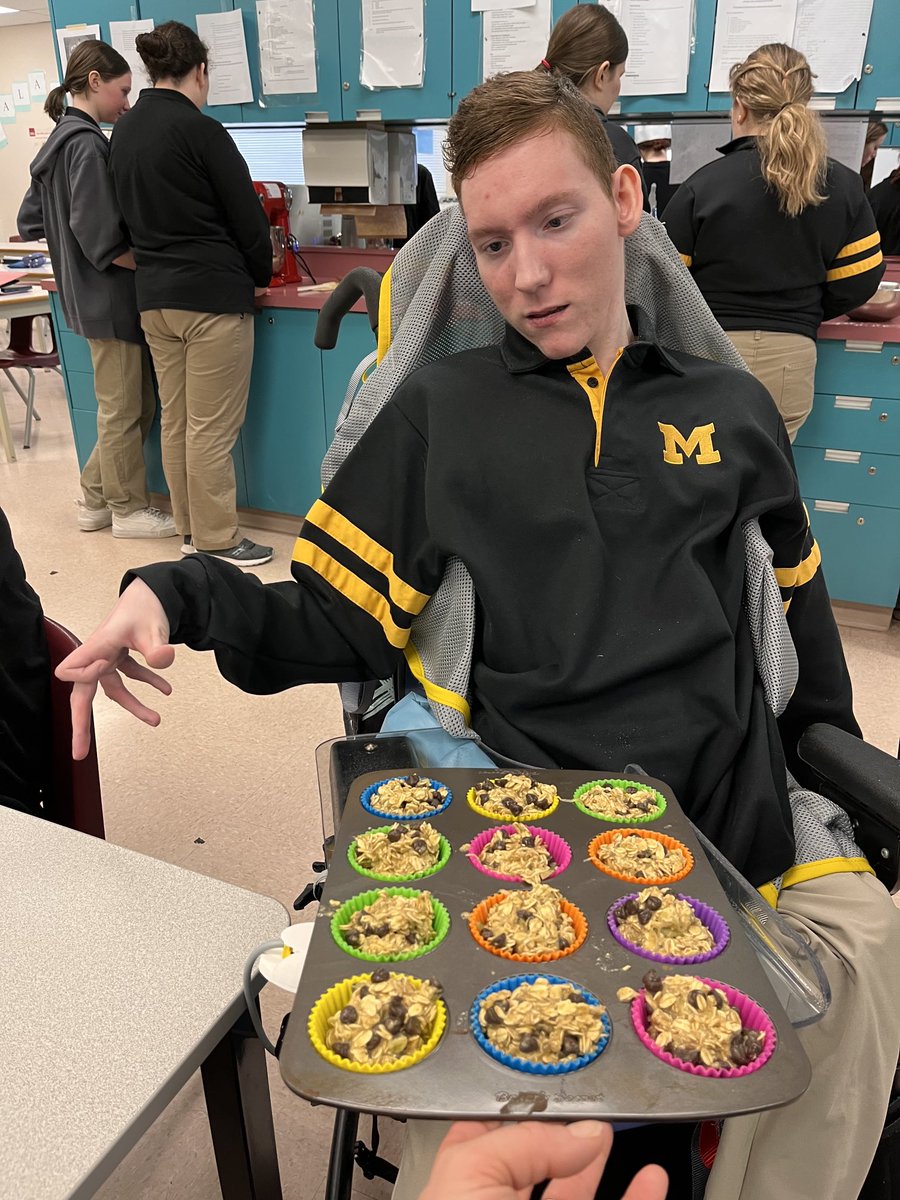 MTH D.E. Class tweet media