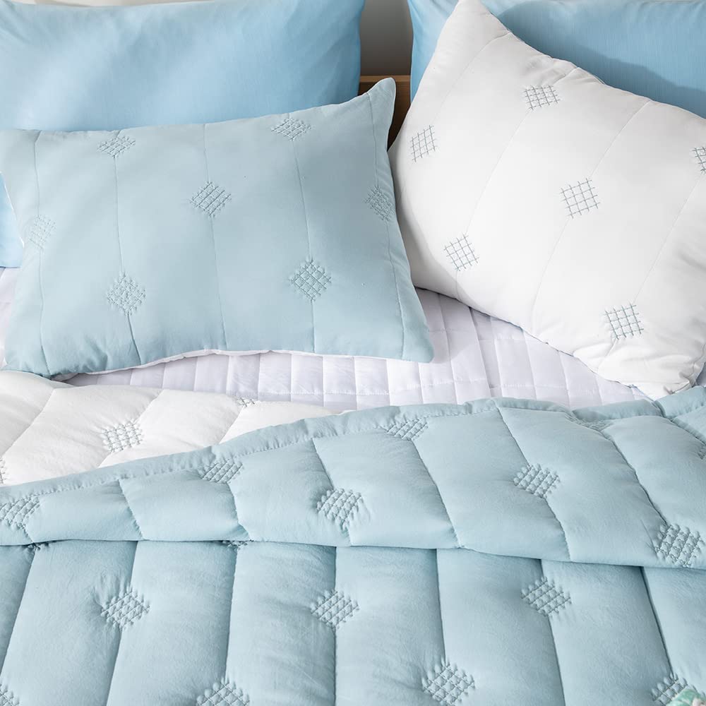 Kasentex's tweet image. This is a lovely quilt set that will be perfect for your spring home decor. The set includes a quilt and two shams, all in a beautiful reversible color design. 

a.co/d/4bKzHa6

#bedding #beddingessentials #homedecor #quilts