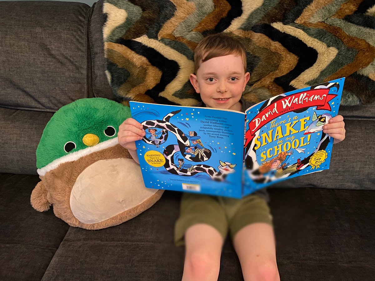 ali_murray12's tweet photo. Harry’s #foxyshelfie @FoxCovertPS 🥰 https://t.co/44fbmVzndT