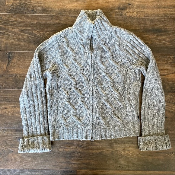 Jillian_Seach's tweet photo. So good I had to share! Check out all the items I'm loving on @Poshmarkapp #poshmark #fashion #style #shopmycloset #eileenfisher #abercrombiefitch #freepeople: https://t.co/WRmQvHvCTV https://t.co/h9J223TW3h
