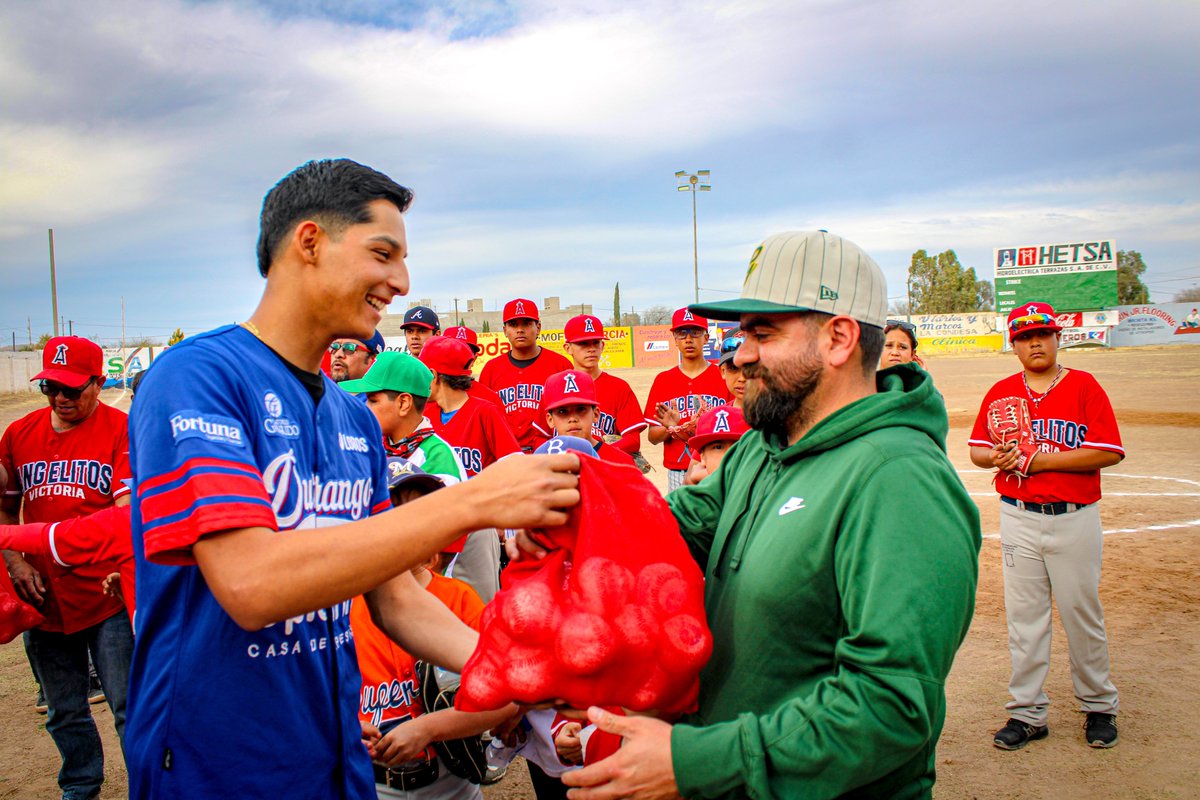 GeneralesdDgo's tweet photo. Ayer emprendimos un pequeño viaje a Guadalupe Victoria, Durango. Gracias a la Escuelita de Beisbol “Angelitos Victoria”, por recibirnos en su campo Club de Leones, en dónde no faltaron las risas y diversión. 🙌🏻🤩
.
.
#SiempreDurango #SomosGenerales #GeneralesDDgo https://t.co/iovXd7AV1g
