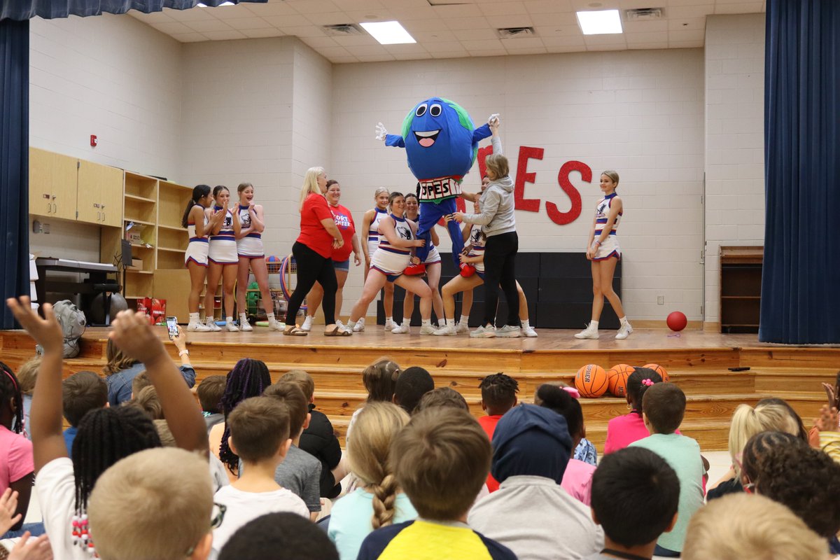 TeamDDTwo's tweet photo. As part of our nation's largest celebration of reading, on Monday we kicked off Read Across America! Students, staff & families will engage in fun reading activities this week and throughout March. #DD2Strong #RAAWeek
๐ท@josephrpyeelem & SHES https://t.co/fQYynOeqFL