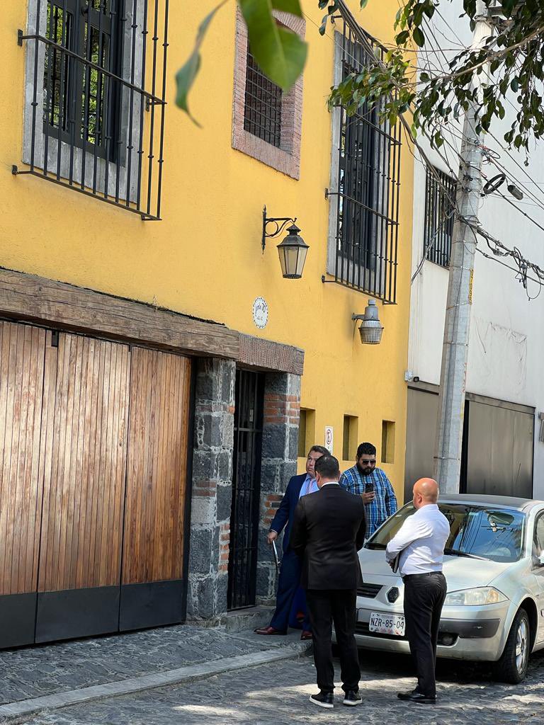 TvsEspectaculos's tweet photo. Tiene un adeudo de 360 mil pesos. Además, aseveran que  Bernal, se negó a entregar la propiedad en su momento a la creadora de “Distroller”. El abogado Christian Méndez informó que Bernal inició un juicio para que un juez le otorgue la posesión, https://t.co/bXn6S1u8EV
