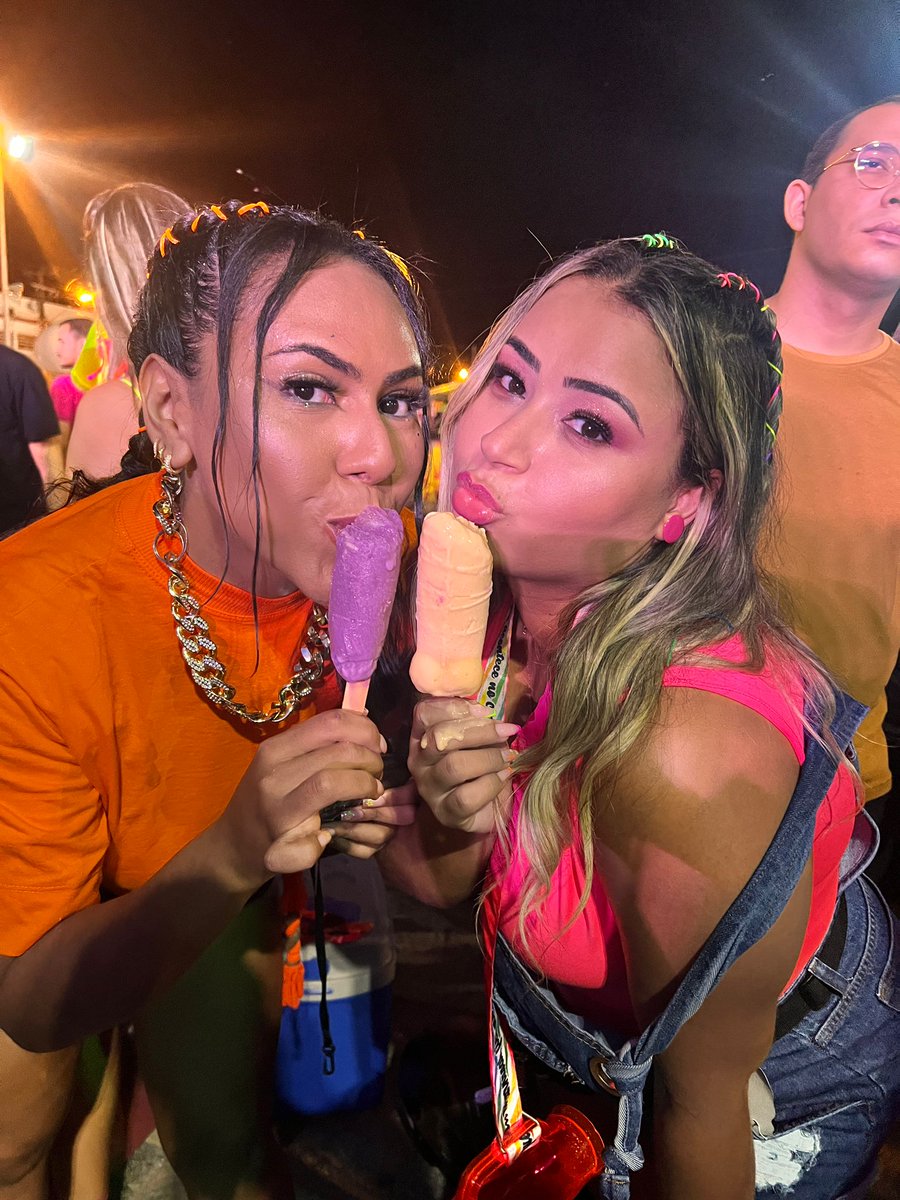acaceteria's tweet photo. A farra foi tão grande no @carnavaldecatole, que só um Pingulin bem duro e geladinho pra fazer a festa com a galera! 😜🎉 A Caceteria fez tanto sucesso por lá, que só um #TBT desses p/ resumir nossa presença nessa folia. Confere aí! #acaceteria #picolé #carnaval #CarnavalDeCatolé https://t.co/rHZKLEuBPd