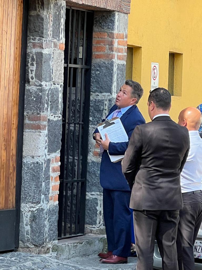 TvsEspectaculos's tweet photo. Hace unos momentos, se realizó una diligencia en un inmueble que perteneció a la diseñadora gráfica Amparín Serrano. La propiedad fue heredada a su muerte, a Amparo Espinosa Rugarcía (madre), quien demanda al productor y director Michel Bernal, por no pagar la renta de la casa. https://t.co/o4bu3w7CF5