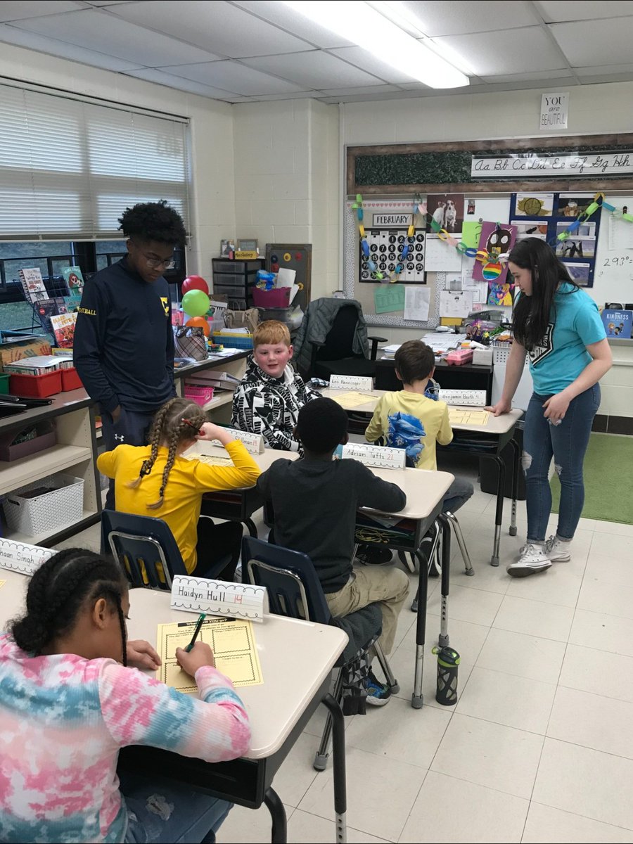 Today to celebrate Dr. Seuss' birthday and Read Across America Day,  student leaders at CFMS from Student Council, National Junior Honors Society, Builders Club, and WEB visited Arrowhead Primary. The student leaders shared a Dr. Seuss book and a fun activity!