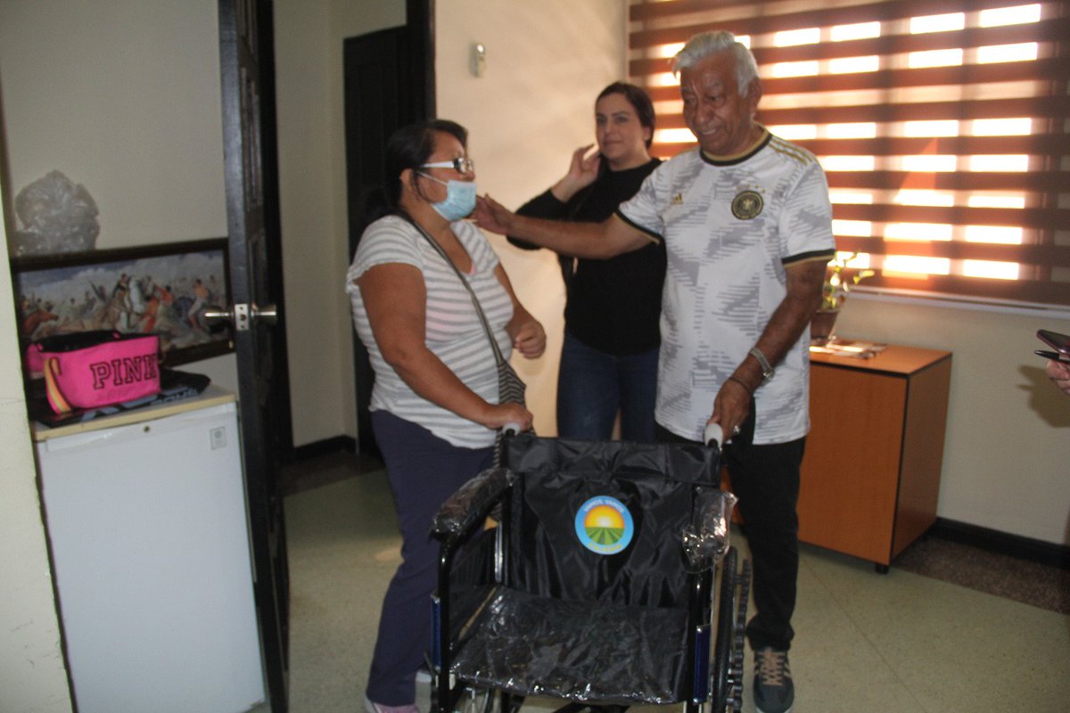 Gobercojedes's tweet photo. #Noticia El Gobierno del estado Cojedes a través de la Fundación Lotería de Cojedes, hizo entrega de una silla de ruedas como parte de la labor social emprendida por este ente. https://t.co/DPNSxFKReM
