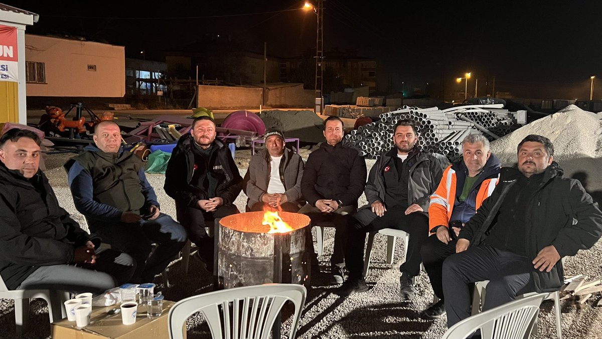 mehmetcek06's tweet photo. 📍Elbistan 

Böyle zamanlar büyük imtihanlar ve bana göre adları pek anılmasada bu sürecin en büyük kahramanları: Kaymakamlar ordusu. 
Uyumadılar, yemediler, içmediler. Tek tek herkesle ilgilenip yaralarını sardılar. Kimsenin umutlarını yitirip savrulmasına müsaade etmediler. 🤲 https://t.co/qROA5K7PTZ