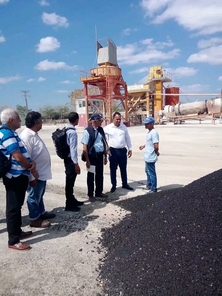 yosbaniscg's tweet photo. Fructífero intercambio entre profesores de la #UniversidadMoa con directivos y especialistas de la planta de asfalto de Rafael Freyre. Se trabaja en búsqueda de soluciones para el desarrollo local. https://t.co/OG3VWVOFa8