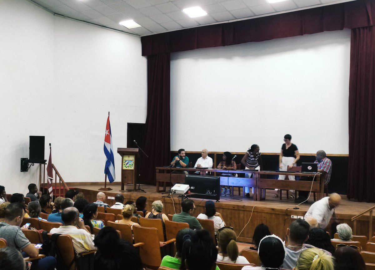 🎤 Inicia Encuentro de Diputados con nuestra comunidad universitaria, un privilegio que esperamos agradecer con las opiniones e ideas esperadas 
👏 Se encuentran directivos del centro, #FEUVarona, #UJC, miembros de dirección y jóvenes 💪🗳️
#MejorEsPosible #YoVotoPorTodos