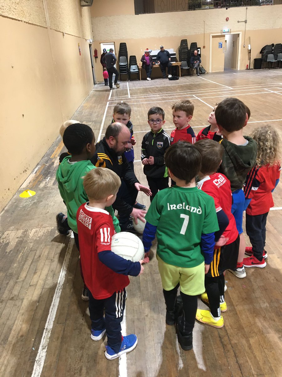 ButtevantJuv's tweet photo. Great first evening back for our U7 &amp; U8 boys 🙌

Thanks to Dave who is looking after this group this year 👏🏻

The boys are already hungry for their next session 💪

New members welcome 🖤💛

#gaa #football #huring #buttevantgaa #borntoplay #rebelog #gogames #corkgaa https://t.co/ldD1y2cpA3