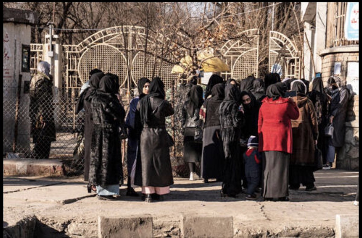 Islamisten haben immer Angst vor selbstbestimmten, gebildeten Frauen. Deshalb, egal wo der #Islamismus das Sagen hat, wird als erstes die Frau unterdrückt. Man versperrt ihr den Weg zu Bildung und Arbeit und umhüllt sie mit Kleidung und Regeln. #Iran #AfganistanWomen