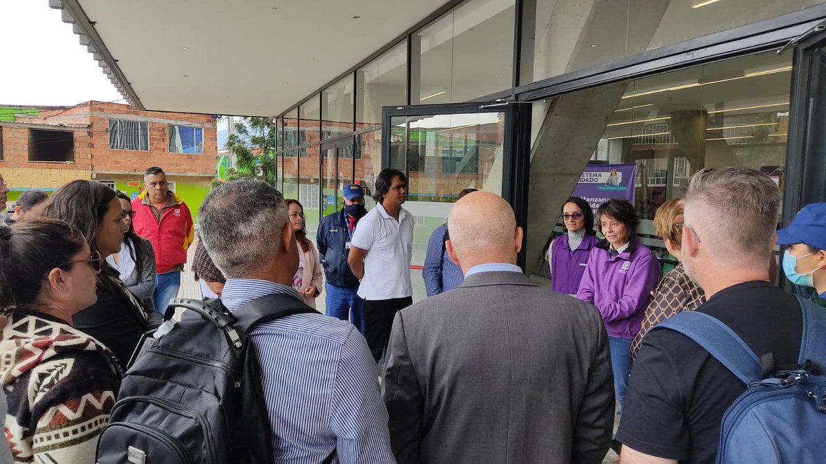 secredistmujer's tweet photo. 7⃣ ¡Nuestra #ManzanaDelCuidado de Ciudad Bolívar también recibió a una comisión del @FNPrefeitos de Brasil!

🍏Conocieron cómo las #ManzanasDelCuidado se articulan con @TransMilenio para brindarle a las cuidadoras entornos con movilidad sostenible, incluyente y segura. https://t.co/oYKWpd7C0u