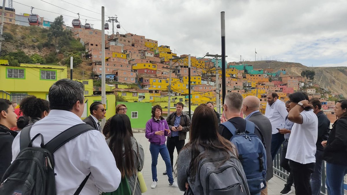 secredistmujer's tweet photo. 7⃣ ¡Nuestra #ManzanaDelCuidado de Ciudad Bolívar también recibió a una comisión del @FNPrefeitos de Brasil!

🍏Conocieron cómo las #ManzanasDelCuidado se articulan con @TransMilenio para brindarle a las cuidadoras entornos con movilidad sostenible, incluyente y segura. https://t.co/oYKWpd7C0u