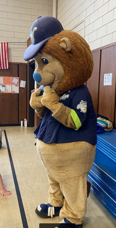 KAVprincipal's tweet photo. On Thursday, the Worcester Bravehearts and Railers mascots joined our whole-school meeting to launch their Ticket-To-Read challenge! Look for log-in info in tomorrow's newsletter! Thank you, Mrs. Collins!  #teamNeary https://t.co/P0BXpNsM3q