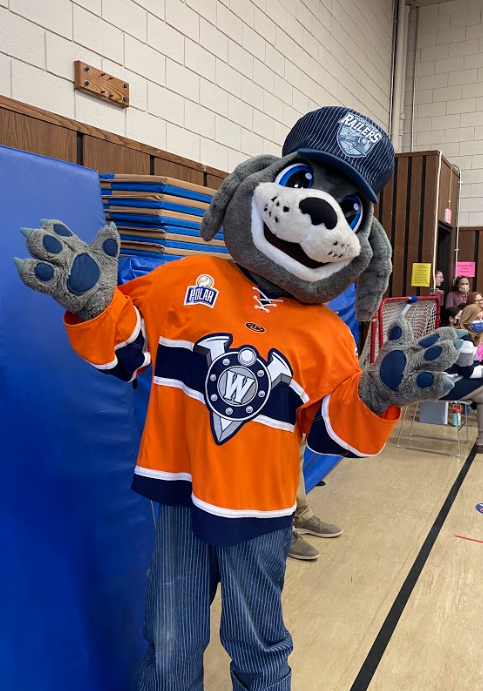 KAVprincipal's tweet photo. On Thursday, the Worcester Bravehearts and Railers mascots joined our whole-school meeting to launch their Ticket-To-Read challenge! Look for log-in info in tomorrow's newsletter! Thank you, Mrs. Collins!  #teamNeary https://t.co/P0BXpNsM3q