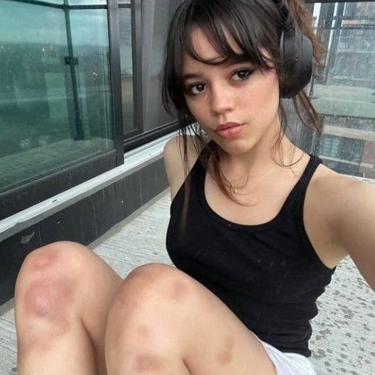wenclaircore's tweet photo. Enid é prestativa, adora ajudar as pessoas e faz isso com amor, mas quando a moradora estranha do Ap. 98 acaba sofrendo um acidente de moto e precisa de cuidados por algumas semanas, ela duvida de si mesma. Porém a grana é boa e além disso, elas não precisam ser amigas, certo? https://t.co/U5rBmxzB4n